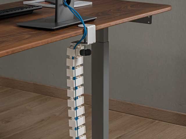 Pasacable flexible con abrazadera